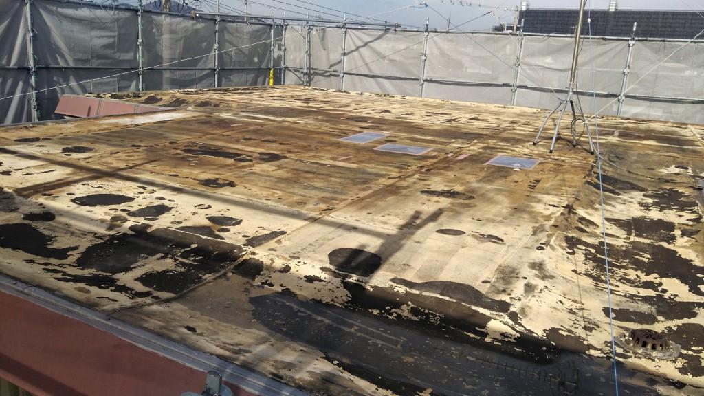 防水と小屋組をして屋根をこしらえます